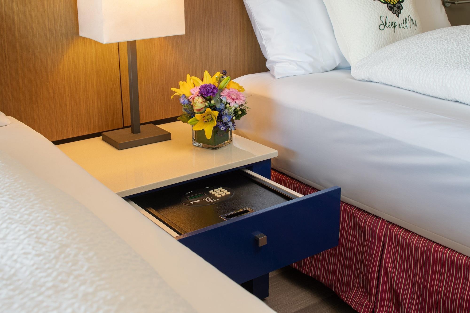 Staypineapple, Rose, Downtown Hotel Portland
