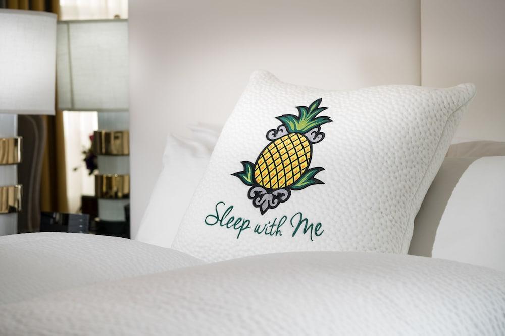Staypineapple, Rose, Downtown Hotel Portland