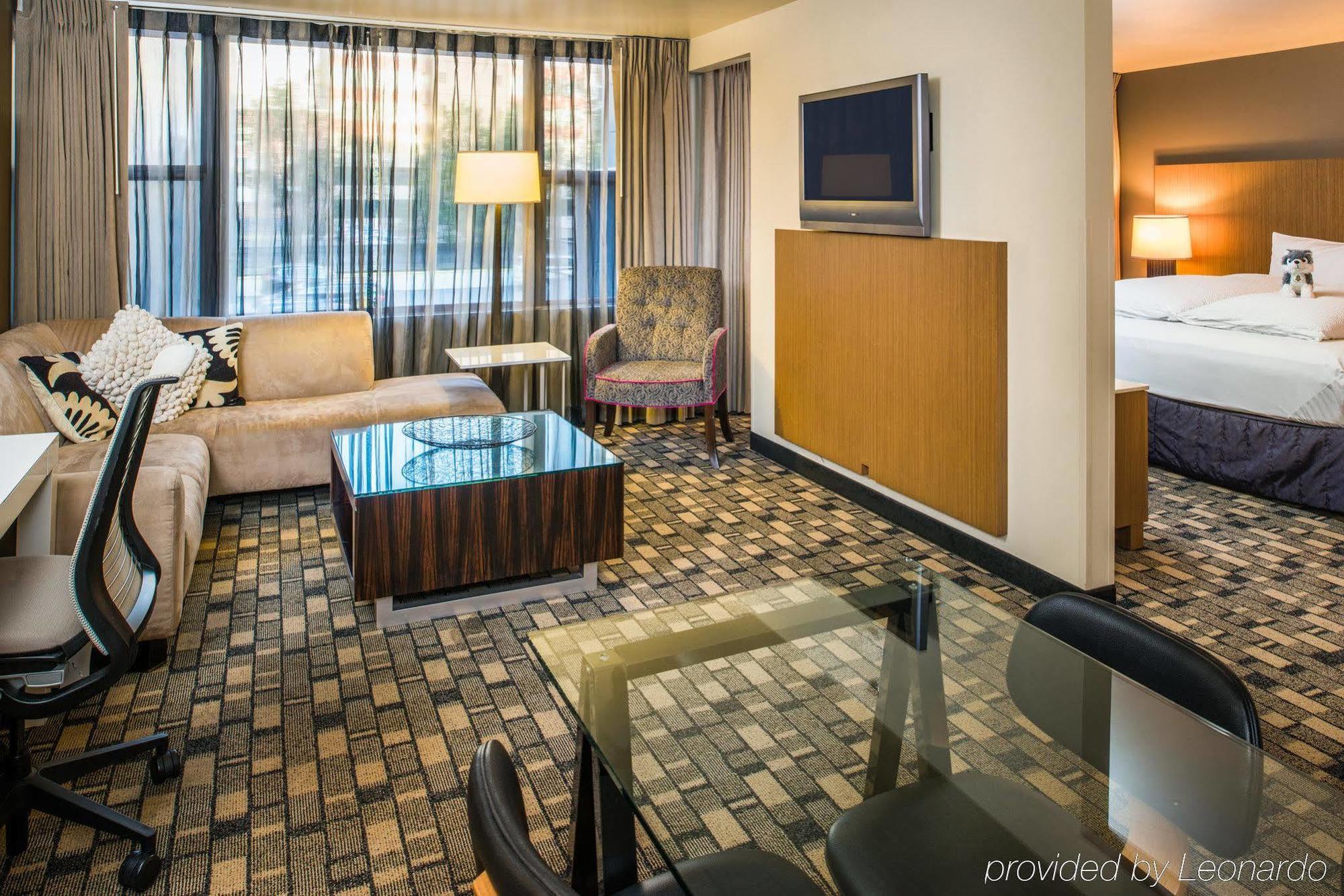 Staypineapple, Rose, Downtown Hotel Portland