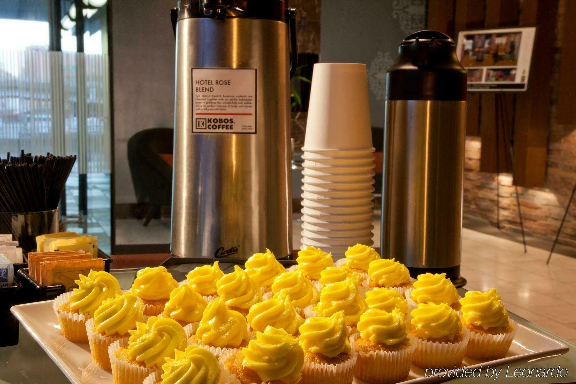 Staypineapple, Rose, Downtown Hotel Portland